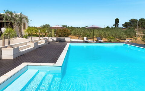 Casa Cortese - Noto, Sicilia: Acqua, Pianta, Cielo, Piscina, Azzurro, Albero, Shade, Tempo Libero, Erba, Mobili Da Esterno