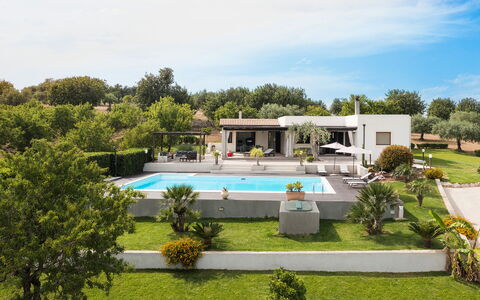 Casa Cortese - Noto, Sicilia: Pianta, Cielo, Nube, Acqua, Piscina, Albero, Erba, Tempo Libero, Urban Design, Paesaggio