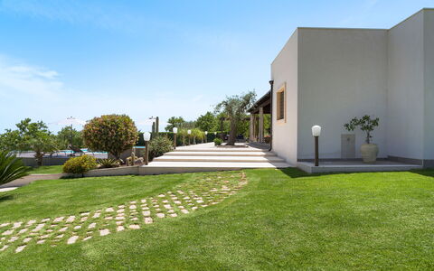 Casa Cortese - Noto, Sicilia: Pianta, Cielo, Costruzione, Lotto, Albero, Nube, Urban Design, Erba, Paesaggio, Immobiliare