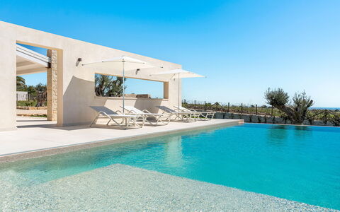 Villa Argento - Rosolini, Sicilia: Acqua, Cielo, Pianta, Blu, Piscina, Azzurro, Shade, Albero, Costruzione, Materiale Composito