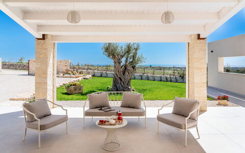 Villa Argento - Rosolini, Sicilia: Mobilia, Proprietà, Pianta, Cielo, Sedia, Shade, Tavolo, Interior Design, Pavimento, Pavimentazione