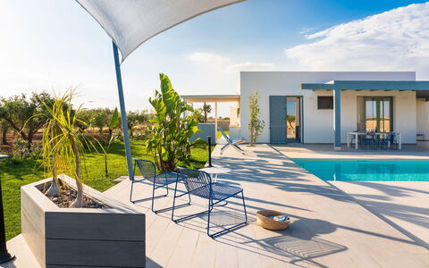 Casa Colori - Noto, Sicilia: Cielo, Giorno, Proprietà, Nube, Pianta, Costruzione, Azzurro, Shade, Piscina, Interior Design