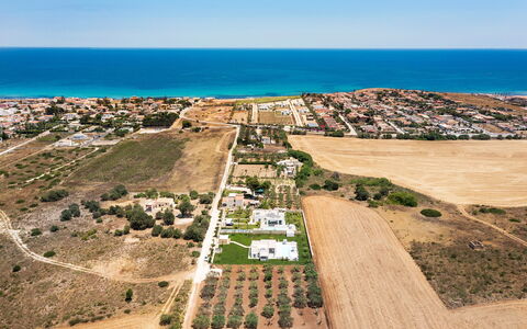 Casa Colori - Noto, Sicilia: Acqua, Cielo, Risorse Idriche, Pianta, Ecoregione, Azzurro, Ambiente Naturale, Albero, Lotto, Costiera E Morfologie Oceanic