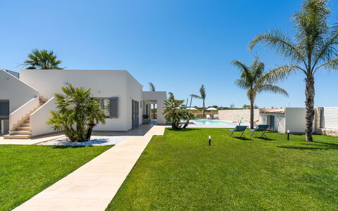 Villa Le Palme - Noto, Sicilia: Cielo, Pianta, Costruzione, Azzurro, Albero, Lotto, Arecales, Urban Design, Erba, Zona Residenziale