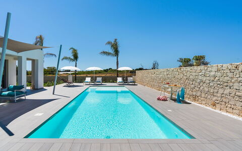 Villa Le Palme - Noto, Sicilia: Acqua, Cielo, Proprietà, Piscina, Pianta, Azzurro, Rettangolo, Costruzione, Tempo Libero, Shade
