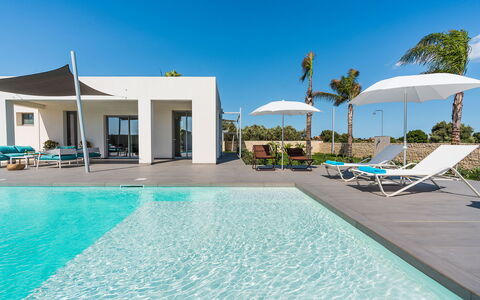 Villa Le Palme - Noto, Sicilia: Acqua, Cielo, Proprietà, Pianta, Piscina, Azzurro, Blu, Costruzione, Mobili Da Esterno, Shade