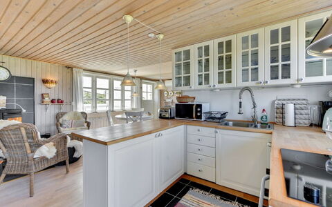 Heilo - from the Sea: Cucina, Legna, Mobilia, Pavimentazione, Interior Design, Controsoffitto, Soffitto, Cabinetry, Pavimento, Casa