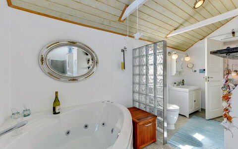 Heilo - from the Sea: Idraulico Fixture, Interior Design, Soffitto, Bagno, Illuminazione, Lampada, Idraulico, Pavimentazione, Casa, Pavimento