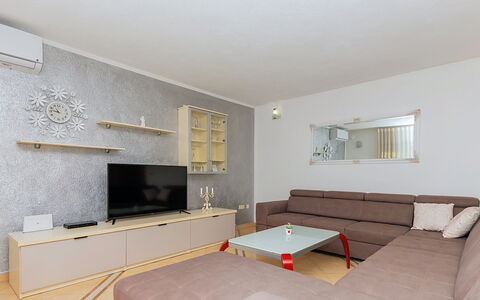 Secret Gem: Mobilia, Pavimentazione, Interior Design, Pavimento, Divano, Legna, Televisione, Soggiorno, Soffitto, Camera