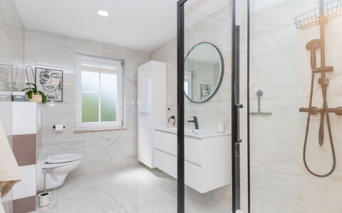 Secret Gem: Pavimentazione, Idraulico Fixture, Interior Design, Pavimento, Bagno, Idraulico, Rubinetto, Camera, Mobiletto Del Bagno, Soffitto