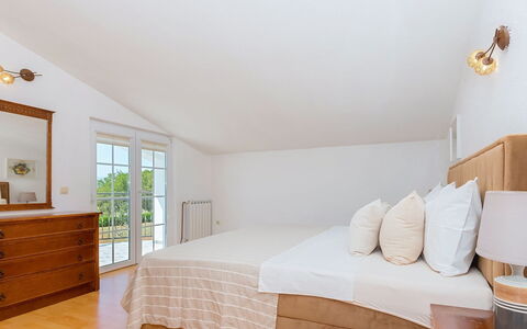 Secret Gem: Mobilia, Letto, Interior Design, Camera Da Letto, Pavimento, Pavimentazione, Legna, Soffitto, Bedding, Camera