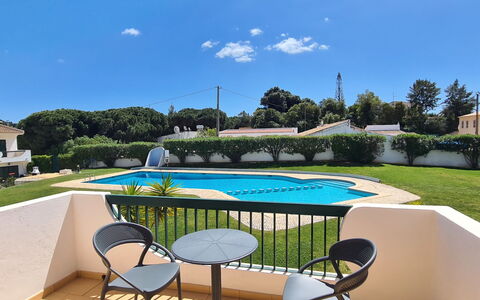Pierre: Acqua, Cielo, Nube, Pianta, Proprietà, Piscina, Costruzione, Rettangolo, Albero, Shade