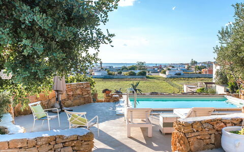 Villa Trullo - Torricella, Puglia: Acqua, Pianta, Cielo, Mobilia, Nube, Tavolo, Sedia, Piscina, Mobili Da Esterno, Tempo Libero