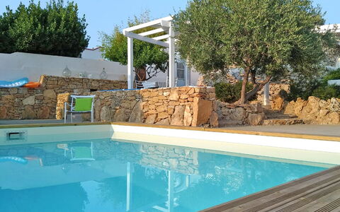 Villa Trullo - Torricella, Puglia: Acqua, Pianta, Cielo, Proprietà, Piscina, Azzurro, Albero, Shade, Mobili Da Esterno, Tempo Libero