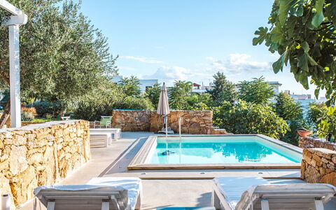 Villa Trullo - Torricella, Puglia: Acqua, Cielo, Giorno, Proprietà, Pianta, Piscina, Nube, Azzurro, Natura, Albero
