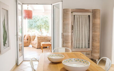 Villa Trullo - Torricella, Puglia: Mobilia, Sedia, Legna, Arancia, Interior Design, Shade, Comfort, Soggiorno, Pavimento