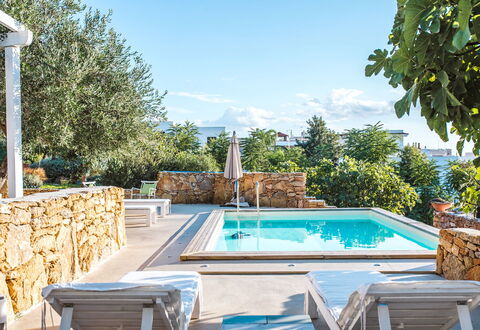 Villa Trullo - Torricella, Puglia: Acqua, Cielo, Giorno, Proprietà, Pianta, Piscina, Nube, Azzurro, Natura, Albero