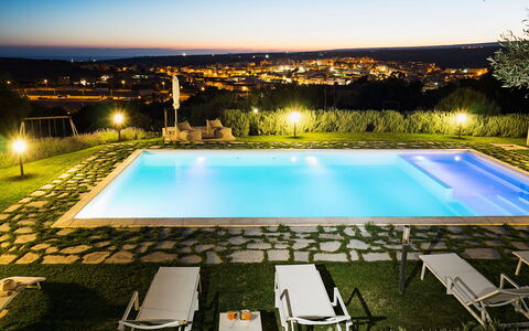 Casapietra - Scicli, Sicilia: Acqua, Cielo, Piscina, Pianta, Luce, Costruzione, Natura, Azzurro, Albero, Sedia