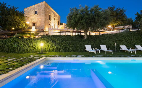 Casapietra - Scicli, Sicilia: Acqua, Pianta, Costruzione, Proprietà, Cielo, Luce, Albero, Azzurro, Piscina, Natura