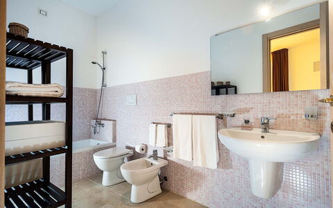 Casapietra - Scicli, Sicilia: Specchio, Idraulico Fixture, Rubinetto, Lavello, Proprietà, Lavandino Del Bagno, Bagno, Legna, Viola, Costruzione
