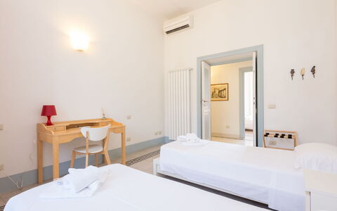 Angelico: Mobilia, Proprietà, Costruzione, Comfort, Legna, Interior Design, Architettura, Pavimento, Letto, Telaio Del Letto