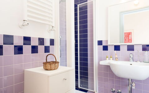Angelico: Proprietà, Bianca, Viola, Idraulico Fixture, Blu, Azzurro, Bagno, Rettangolo, Interior Design, Pavimento
