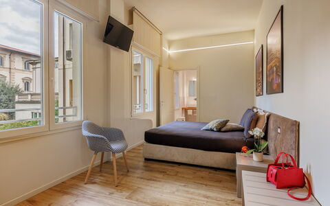 Lucy Florence Charming Modern Apartment Near Piazz: Mobilia, Finestra, Costruzione, Legna, Comfort, Pavimentazione, Interior Design, Pavimento, Soggiorno, Pavimento Laminato