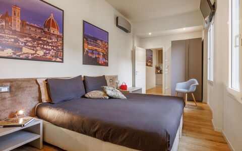 Lucy Florence Charming Modern Apartment Near Piazz: Mobilia, Proprietà, Comfort, Cornice, Azzurro, Legna, Interior Design, Architettura, Pavimentazione, Pavimento
