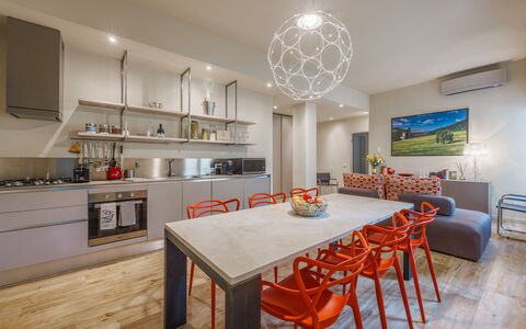Lucy Florence Charming Modern Apartment Near Piazz: Tavolo, Mobilia, Proprietà, Sedia, Cabinetry, Legna, Controsoffitto, Interior Design, Arancia, Pavimentazione