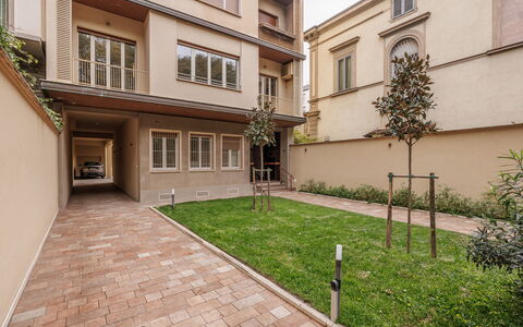 Lucy Florence Charming Modern Apartment Near Piazz: Costruzione, Finestra, Proprietà, Pianta, Manto Stradale, Urban Design, Condominio, Quartiere, Zona Residenziale, Città