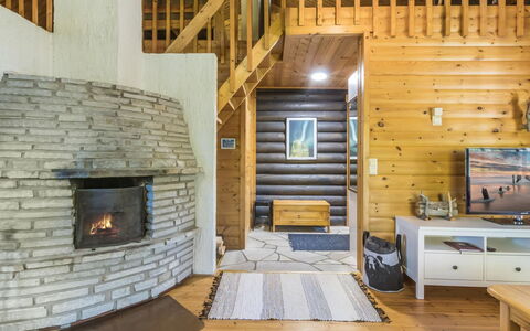 Mötönpesä 2: Balcone, Appartamento, Shade, Bicchiere, Condominio, Corrimano, Portico, Illuminazione Diurna, Deck, Mobili Da Esterno
