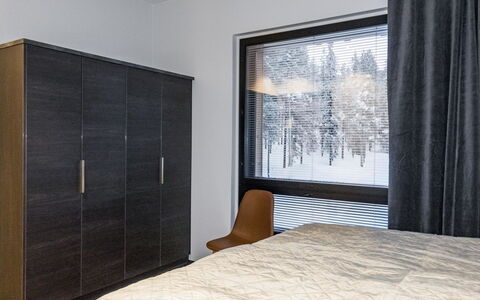 Levi Kahnu: Balcone, Appartamento, Shade, Bicchiere, Condominio, Corrimano, Portico, Illuminazione Diurna, Deck, Mobili Da Esterno