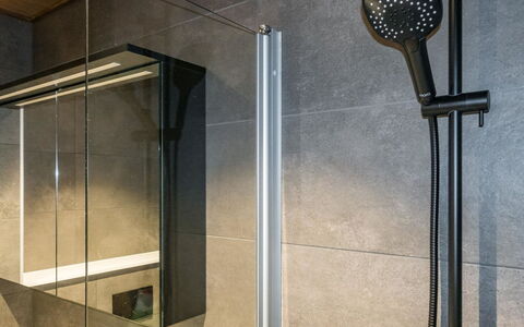 Levi Kahnu: Balcone, Appartamento, Shade, Bicchiere, Condominio, Corrimano, Portico, Illuminazione Diurna, Deck, Mobili Da Esterno