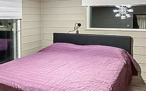 Käkikello: Interior Design, Legna, Mobilia, Camera Da Letto, Pavimento, Pavimentazione, Letto, Tessile, Illuminazione, Soffitto