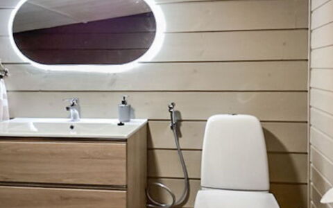 Käkikello: Pavimentazione, Interior Design, Pavimento, Idraulico Fixture, Bagno, Idraulico, Mobiletto Del Bagno, Lavello, Gabinetto, Specchio
