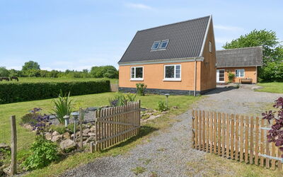 Adrienne - 6.4Km from the Sea