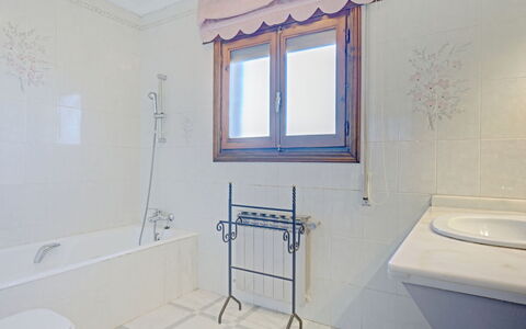 Villa Zamorita: Proprietà, Idraulico Fixture, Vasca Da Bagno, Finestra, Costruzione, Rubinetto, Azzurro, Bagno, Viola