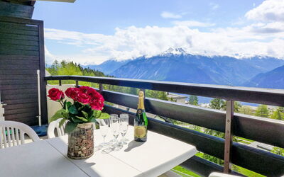 Crans-Montana 371: Cielo, Nube, Tavolo, Pianta, Mobilia, Costruzione, Proprietà, Vaso Di Fiori, Fiore, Sedia