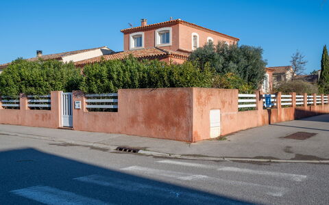 Maison des Pins Parasol: Cielo, Proprietà, Pianta, Manto Stradale, Asfalto, Albero, Urban Design, Zona Residenziale, Quartiere