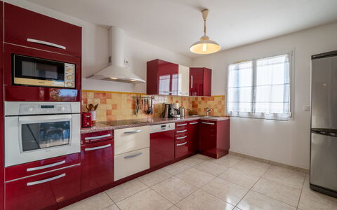 Maison des Pins Parasol: Cabinetry, Controsoffitto, Finestra, Elettrodomestico Da Cucina, Elettrodomestico, Cucina, Legna, Interior Design, Illuminazione, Costruzione