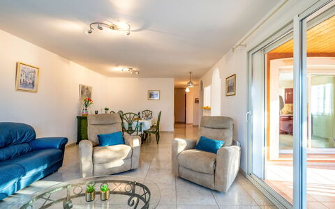Maison des Pins Parasol: Divano, Mobilia, Tavolo, Cornice, Interior Design, Soggiorno, Casa, Pavimentazione, Comfort, Pavimento