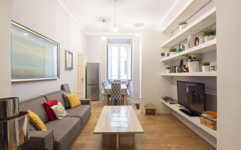 Porta Magica: Mobilia, Proprietà, Tavolo, Legna, Interior Design, Cornice, Divano, Architettura, Sala, Pavimento
