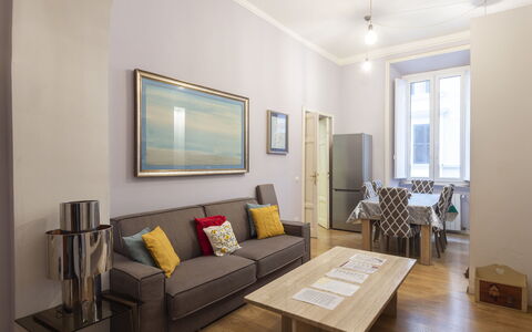 Porta Magica: Proprietà, Tavolo, Divano, Mobilia, Cornice, Finestra, Costruzione, Comfort, Interior Design, Soggiorno