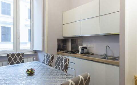 Porta Magica: Proprietà, Cabinetry, Finestra, Controsoffitto, Cucina Stufa, Interior Design, Legna, Pavimentazione, Pavimento