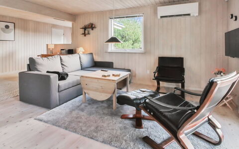 Jakko - 2.6Km from the Sea: Mobilia, Pavimentazione, Interior Design, Divano, Legna, Pavimento, Soggiorno, Camera, Soffitto, Casa