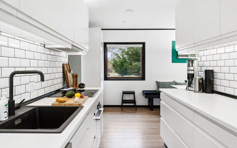 Janna - 1.4Km from the Sea: Cucina, Controsoffitto, Elettrodomestico Da Cucina, Interior Design, Pavimentazione, Legna, Cabinetry, Apparecchio Major, Mobilia, Elettrodomestico