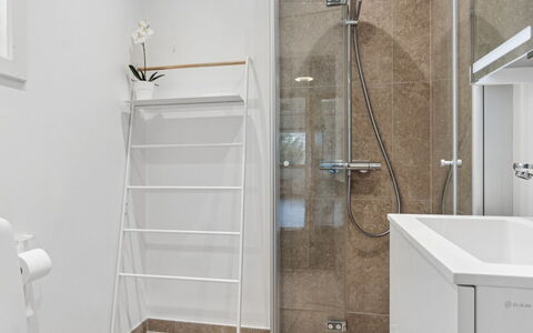 Janna - 1.4Km from the Sea: Pavimentazione, Parete, Interior Design, Pavimento, Idraulico Fixture, Bagno, Soffitto, Camera, Idraulico, Doccia