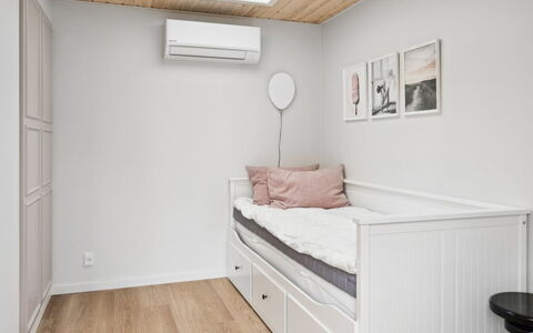 Janna - 1.4Km from the Sea: Mobilia, Interior Design, Camera Da Letto, Letto, Legna, Pavimento, Soffitto, Camera, Pavimentazione, Illuminazione
