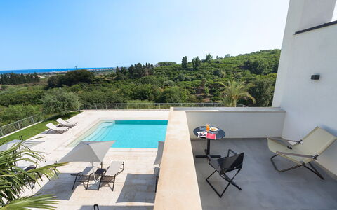 Villa Decoro - Mascali, Sicilia: Cielo, Mobilia, Costruzione, Tavolo, Pianta, Sedia, Piscina, Acqua, Mobili Da Esterno, Shade