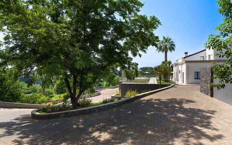 Villa Decoro - Mascali, Sicilia: Pianta, Cielo, Costruzione, Manto Stradale, Albero, Shade, Asfalto, Lotto, Finestra, Urban Design